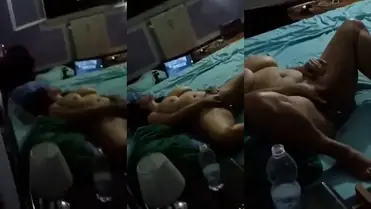 Ngintip Tante Jilbab Tobrut Lagi Colmek Lewat Celah Pintu poster