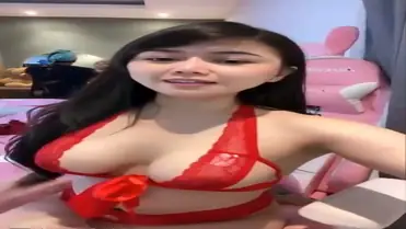 Selebgram RR Pamer Lekuk Tubuh Goyang Hot poster